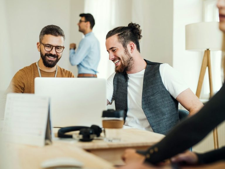 Employés heureux aprés avoir profité d'un ateliers bien-être I&Z Forever Agency