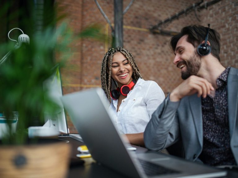 Employés heureux aprés avoir profité d'un ateliers bien-être I&Z Forever Agency