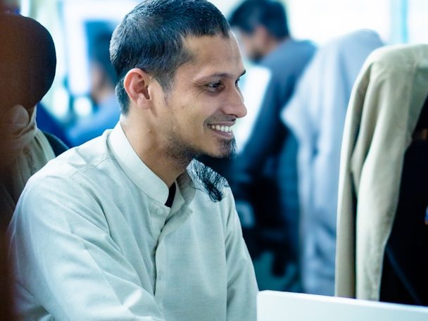 Employés heureux aprés avoir profité d'un ateliers bien-être I&Z Forever Agency